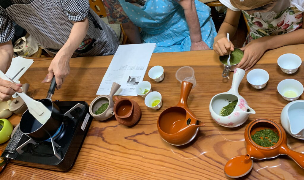 茶菓子の手作り体験と様々なお茶飲み比べ［荻原製茶］