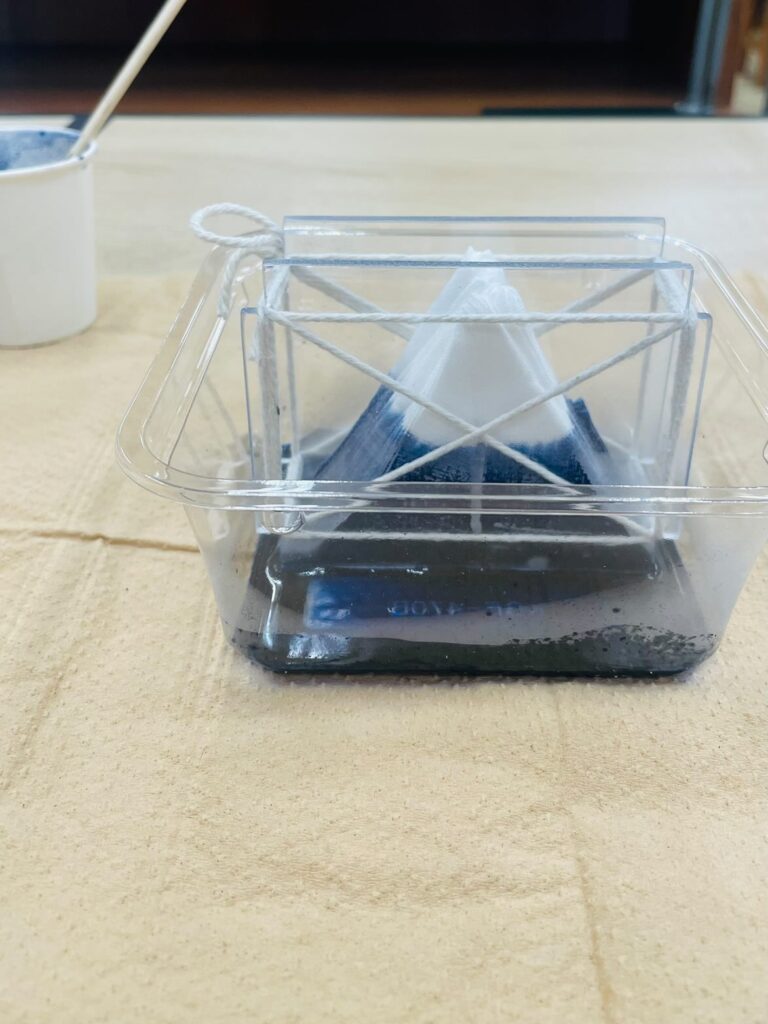 着物の柄を生む“板締め染め”体験［いくみや呉服店］